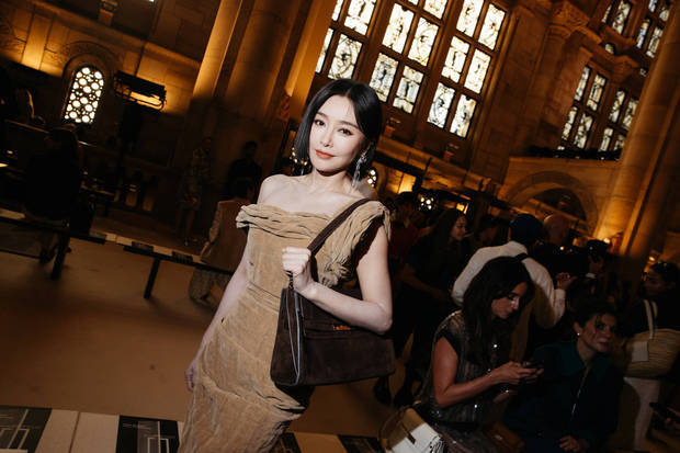 秦岚纽约时装周亮相，咖色抹胸裙展曼妙身姿 -3