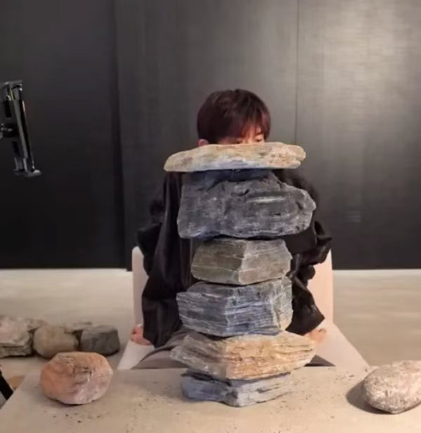 易烊千玺直播“垒石头” 17分钟观看破千万 -1