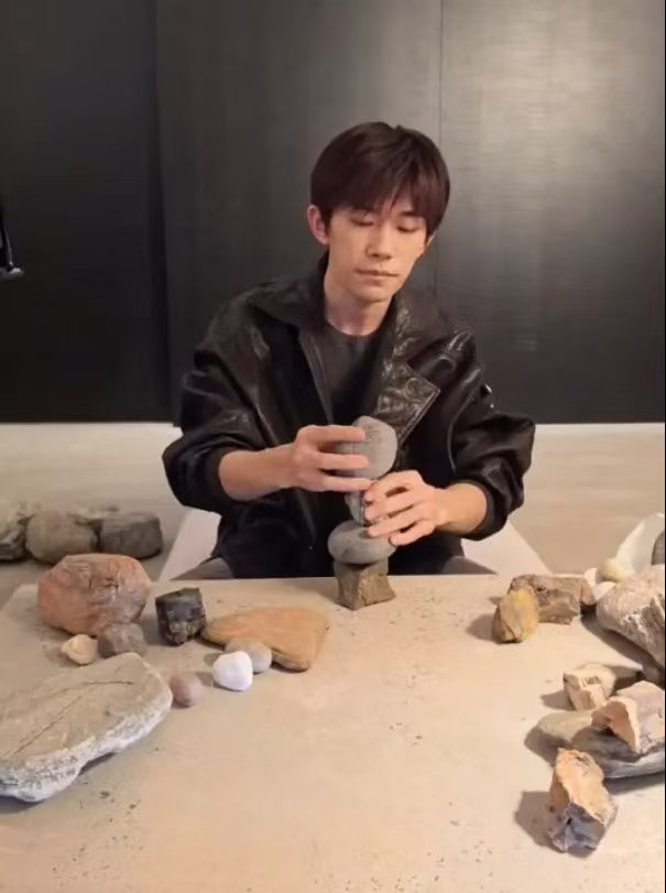 易烊千玺直播“垒石头” 17分钟观看破千万 -2