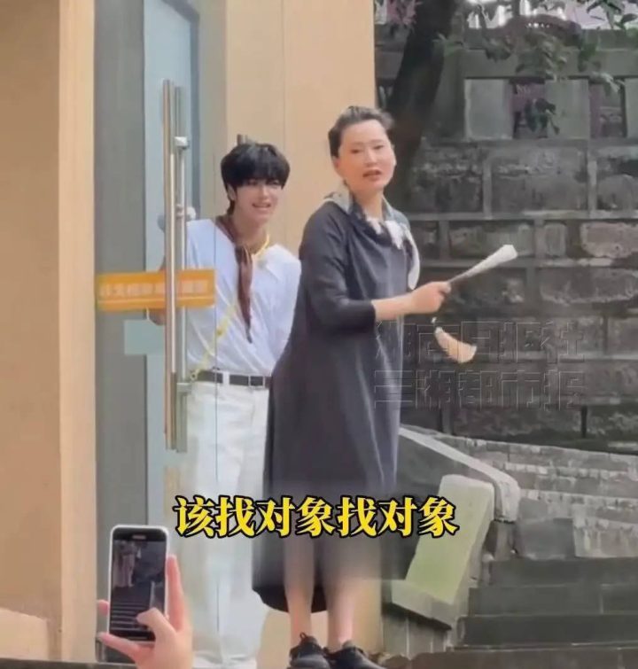 何赛飞温馨提醒粉丝:生活要精彩,追星之外,恋爱正当时! -2 何赛飞温馨提醒粉丝:生活要精彩,追星之外,恋爱正当时! -2