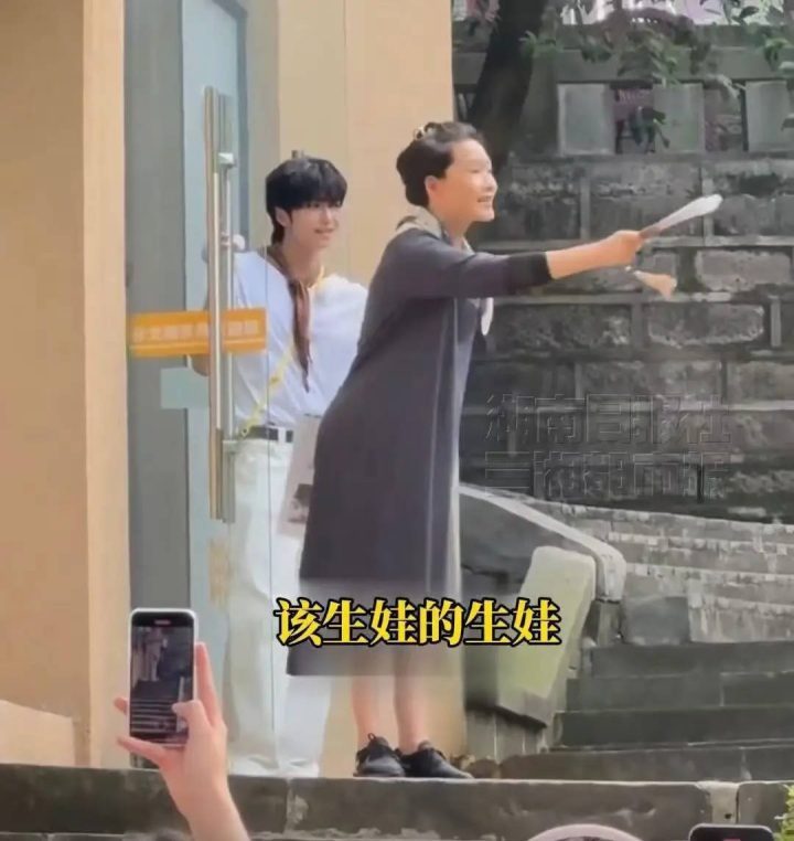 何赛飞温馨提醒粉丝:生活要精彩,追星之外,恋爱正当时! -1 何赛飞温馨提醒粉丝:生活要精彩,追星之外,恋爱正当时! -1