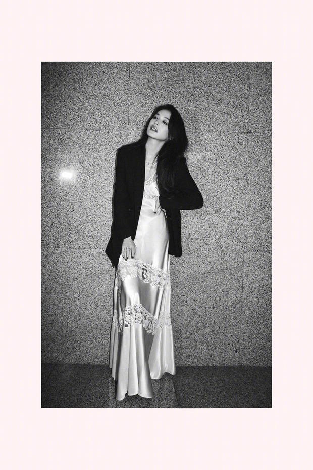 舒淇时尚魅力爆棚:缎裙配西装,单手叉腰尽显松弛 -1 舒淇时尚魅力爆棚:缎裙配西装,单手叉腰尽显松弛 -1