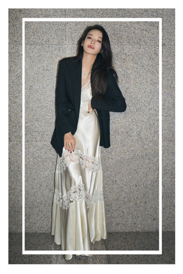 舒淇时尚魅力爆棚:缎裙配西装,单手叉腰尽显松弛 -3 舒淇时尚魅力爆棚:缎裙配西装,单手叉腰尽显松弛 -3