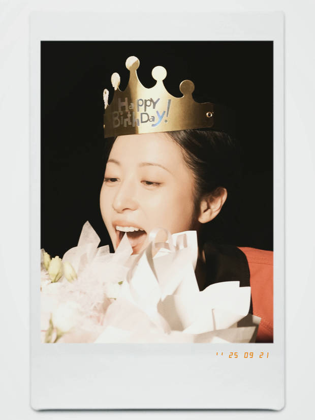 周雨彤31岁庆生照:手捧鲜花,笑容灿烂,温暖治愈 -1 周雨彤31岁庆生照:手捧鲜花,笑容灿烂,温暖治愈 -1