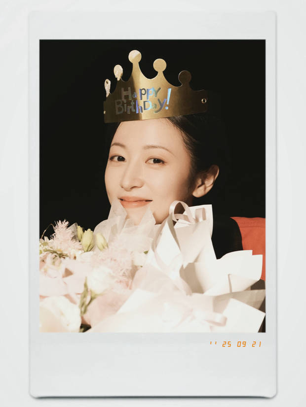 周雨彤31岁庆生照:手捧鲜花,笑容灿烂,温暖治愈 -3 周雨彤31岁庆生照:手捧鲜花,笑容灿烂,温暖治愈 -3