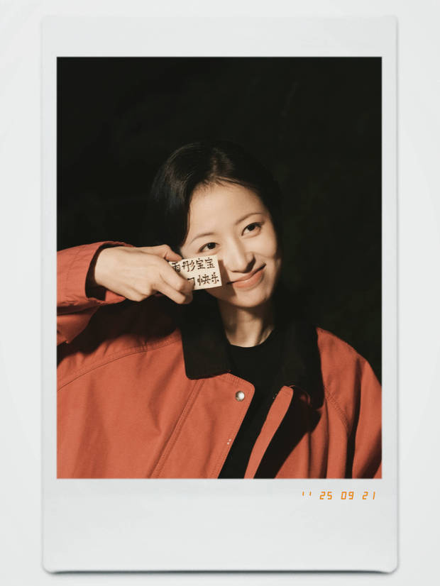 周雨彤31岁庆生照:手捧鲜花,笑容灿烂,温暖治愈 -2 周雨彤31岁庆生照:手捧鲜花,笑容灿烂,温暖治愈 -2