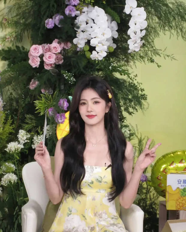 淡黄长裙《白鹿》清新亮相,托腮微笑显俏皮甜美 -4 淡黄长裙《白鹿》清新亮相,托腮微笑显俏皮甜美 -4