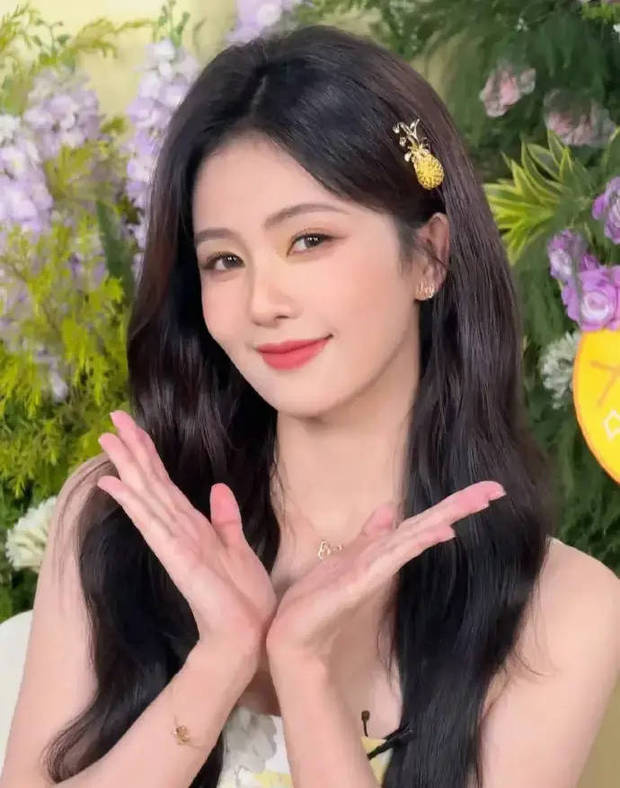 淡黄长裙《白鹿》清新亮相,托腮微笑显俏皮甜美 -2 淡黄长裙《白鹿》清新亮相,托腮微笑显俏皮甜美 -2