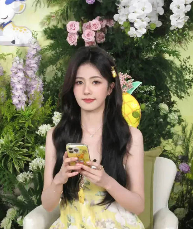 淡黄长裙《白鹿》清新亮相,托腮微笑显俏皮甜美 -1 淡黄长裙《白鹿》清新亮相,托腮微笑显俏皮甜美 -1