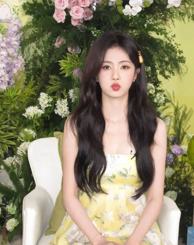 淡黄长裙《白鹿》清新亮相,托腮微笑显俏皮甜美 -1 淡黄长裙《白鹿》清新亮相,托腮微笑显俏皮甜美 -1