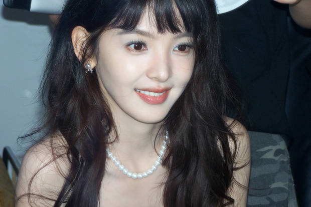 章若楠蓝色抹胸装甜满分,珍珠项链添灵动少女风 -1 章若楠蓝色抹胸装甜满分,珍珠项链添灵动少女风 -1