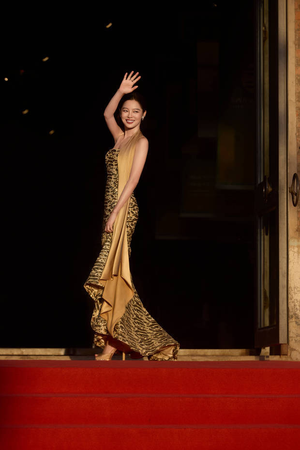 辛芷蕾豹纹鱼尾裙演绎鎏金女王，奢华气场绽放 -2