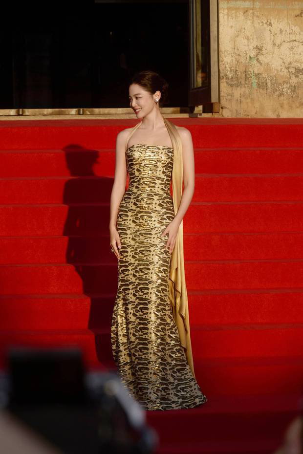 辛芷蕾豹纹鱼尾裙演绎鎏金女王，奢华气场绽放 -3