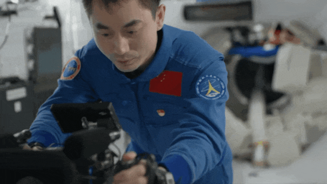 影院新片 | 《窗外是蓝星》：星光洒落人间 -3