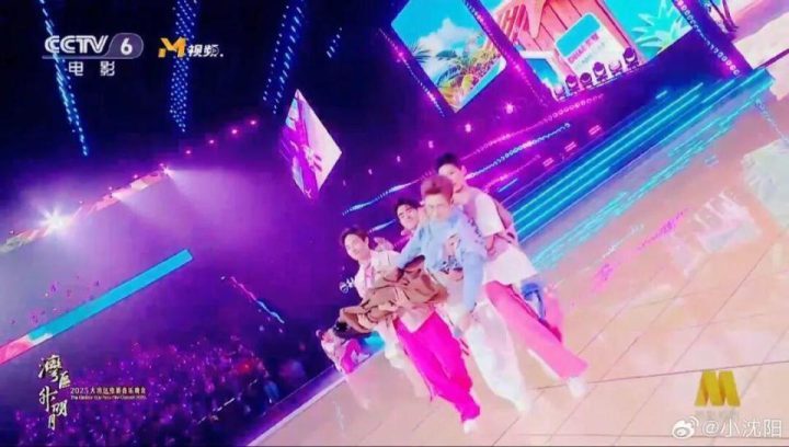 肖战、容祖儿、成龙、王力宏“围观”:小沈阳父女互动遭抬下台 -1 肖战、容祖儿、成龙、王力宏“围观”:小沈阳父女互动遭抬下台 -1