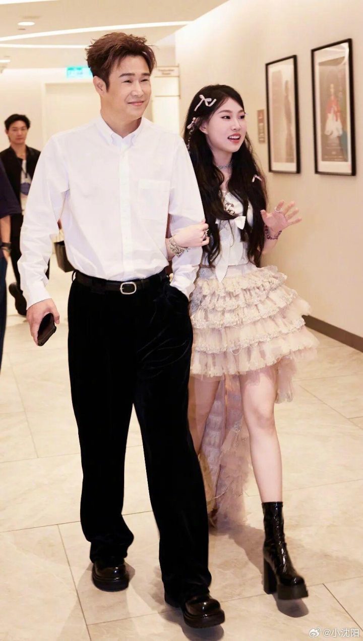 肖战、容祖儿、成龙、王力宏“围观”:小沈阳父女互动遭抬下台 -2 肖战、容祖儿、成龙、王力宏“围观”:小沈阳父女互动遭抬下台 -2